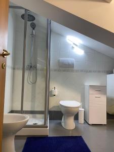 ein Bad mit einer Dusche, einem WC und einem Waschbecken in der Unterkunft La La Home in Avezzano