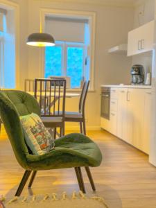 Гостиная зона в Enjoy Reykjavík Yellow Door Apartment