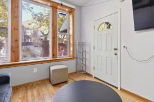 uma sala de estar com uma mesa e uma janela em Chic Chicago Retreat home em Chicago