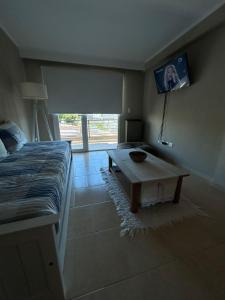 um quarto com uma cama e uma mesa de centro em Chacabuco 8 em Tandil