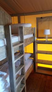 Camping les Campagnes客房内的一张或多张床位