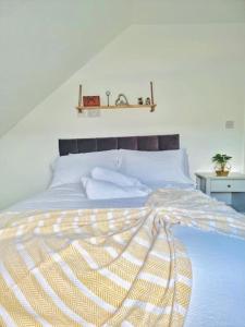 Voodi või voodid majutusasutuse Large 7 Bedrooms split-level Flat Sleeps up to 14 toas