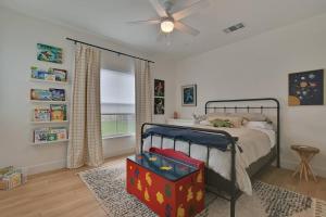 um quarto com uma cama com uma mala em The Modern Farmhouse em Yuba City