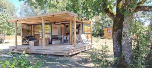 Camping les Campagnes外面的花园