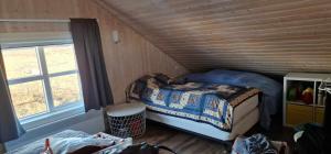 Kleines Zimmer mit einem Bett und einem Fenster in der Unterkunft Berghof in Geysir