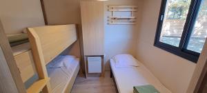 Camping les Campagnes客房内的一张或多张床位