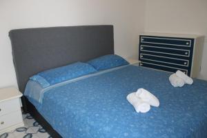 una camera da letto con un letto e asciugamani di Casa dei Pini - Baia Verde a Gallipoli