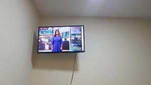 埃斯特城的住宿－España Confort，挂在墙上的平面电视