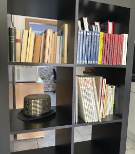 a book shelf filled with lots of books at Wohnung Dachterrasse 3 in Brühl