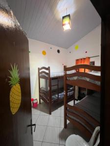 Habitación con 2 literas y mesa. en Kuki's Hostel en Pipa