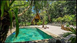 Bazén v ubytování Cabinas de Lou Eco Lodge TAMARINDO nebo v jeho okolí