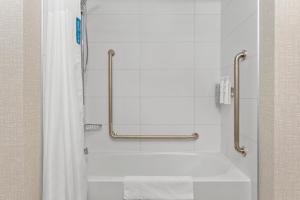 康沃爾的住宿－Hampton Inn By Hilton Cornwall，带浴缸和淋浴设施的浴室