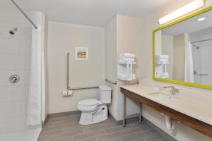 uma casa de banho com um WC, um lavatório e um espelho. em Hampton Inn By Hilton Cornwall em Cornwall