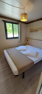 Camping les Campagnes客房内的一张或多张床位