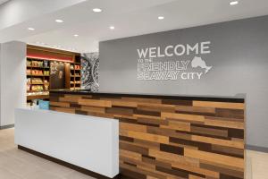 康沃尔Hampton Inn By Hilton Cornwall的欢迎来到一家商店里友好的圣所城市标志