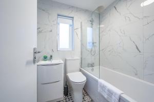 Phòng tắm tại StayByNumbers - Belfast City Centre & Parking