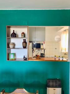 a kitchen with green walls and a green wall at Departamento Centrico in Mendoza