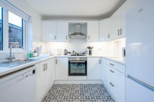 Nhà bếp/bếp nhỏ tại StayByNumbers - Belfast City Centre & Parking