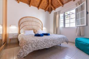 een slaapkamer met een bed met blauwe handdoeken erop bij Casa Lina HolidayFV in Corralejo +25 foto's