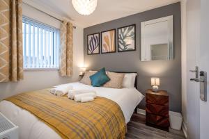 sypialnia z łóżkiem z 2 poduszkami w obiekcie Belfast City Centre + Parking by StayByNumbers. w mieście Belfast