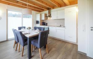 - une cuisine et une salle à manger avec une table et des chaises dans l'établissement Gorgeous Home In Prm-ot Walcherath With Sauna, à Hermespand