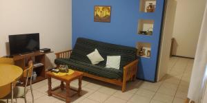 a living room with a couch and a tv at Mendoza Centro 1 dormitorio in Mendoza