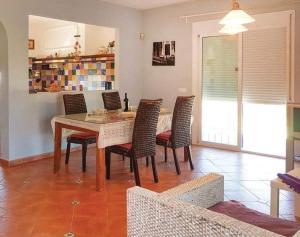 - une salle à manger avec une table et des chaises dans l'établissement Las Cormenillas, à Olvera