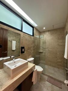 uma casa de banho com um lavatório, um WC e um chuveiro em Hotel Boutique Murana Tulum em Tulum