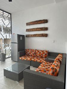 uma sala de estar com sofás e um frigorífico em Hotel Boutique Murana Tulum em Tulum