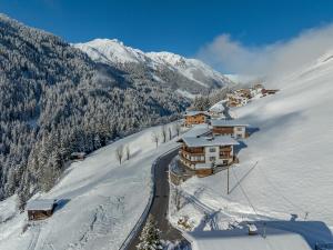 um alojamento de esqui na neve numa montanha em Haus Schöser em Hippach