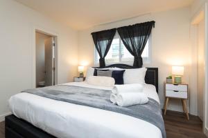um quarto com uma cama grande com duas toalhas em Stylish Apartment Near DTLA em Los Angeles