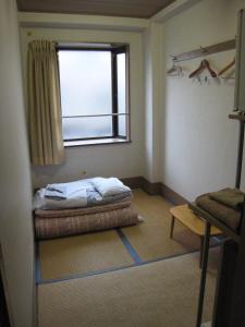Postel nebo postele na pokoji v ubytování Asakusa Hotel Fukudaya