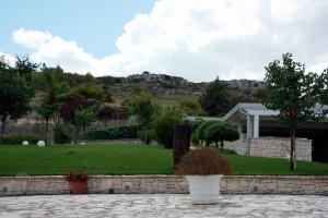 une maison avec une pelouse et une cour ornée de plantes dans l'établissement Agriturismo Nonna Rosa, à Matera