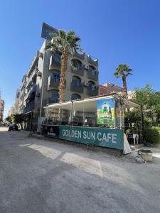 ein Schild, das goldenes Sonnentor vor einem Gebäude liest in der Unterkunft Golden Sun Hotel - Hurghada in Hurghada