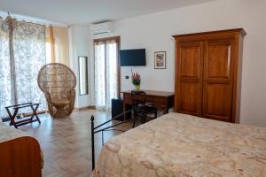 1 dormitorio con cama, escritorio y silla en Villa Marianna, en Vasto