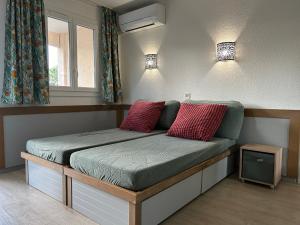 Postel nebo postele na pokoji v ubytování Domaine Valescure vue Piscine ou Pinede - Wifi + 37 fotografií