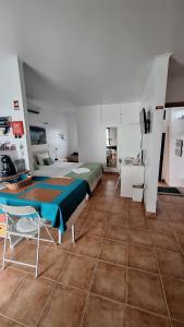 1 dormitorio con 1 cama y 1 mesa en una habitación en Caminhos nos Levam pela Ilha, en Ponta Delgada