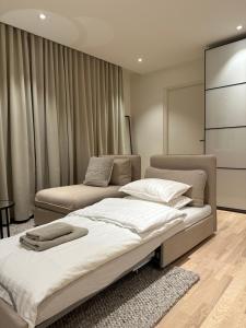 1 Schlafzimmer mit 2 Betten und einem Sofa in der Unterkunft Havsnära våning in Uddevalla