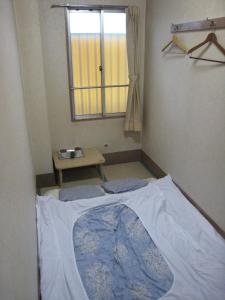 Postel nebo postele na pokoji v ubytování Asakusa Hotel Fukudaya
