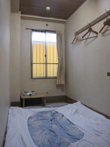 Postel nebo postele na pokoji v ubytování Asakusa Hotel Fukudaya