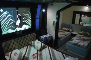a room with two beds and a video game at Holliday Norte Hotel in São Paulo