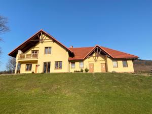 une maison au sommet d'une colline herbeuse dans l'établissement Apartament Zacisze, à Ustroń