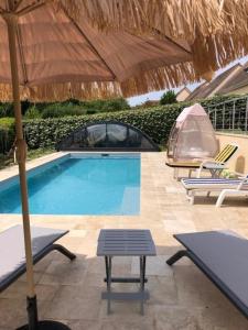 a swimming pool with an umbrella and chairs and a table at 3 Chambres chez particulier pour les 24h du Mans et Jeux olympiques 2024 in Le Mans