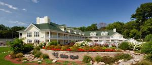 Una casa grande con un jardín enfrente. en Kelleys Island Venture Resort, en Kelleys Island