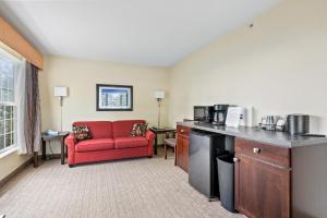 una habitación con un sofá rojo en una habitación de hotel en Kelleys Island Venture Resort, en Kelleys Island