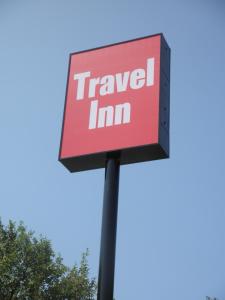 una señal para una posada de viaje en un poste en Travel Inn Omaha, en Omaha