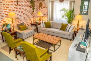 Airport Oasis: 3 bed apartment في نيروبي: غرفة معيشة مع أريكة وكراسي