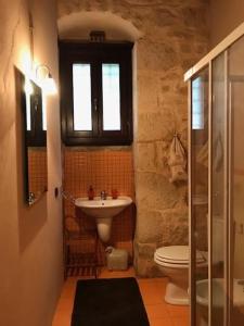 ein Bad mit einem Waschbecken, einem WC und einem Fenster in der Unterkunft Villa Maros in Scicli