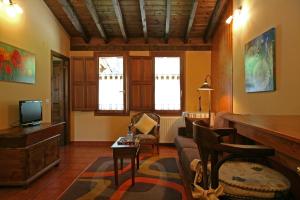 un soggiorno con un divano e una TV di La Ablaneda a Soto de Cangas Altre 14 foto