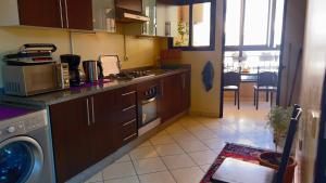 a kitchen with a washer and a dishwasher in it at Magnifique, Appartement, familial, spacieux 2chambres salon salle à manger in Marrakesh